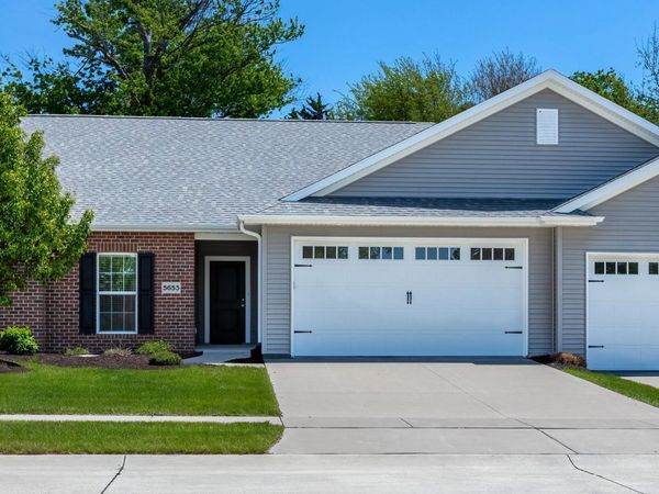 5653 E Creekside Lane , Bettendorf, IA 52722