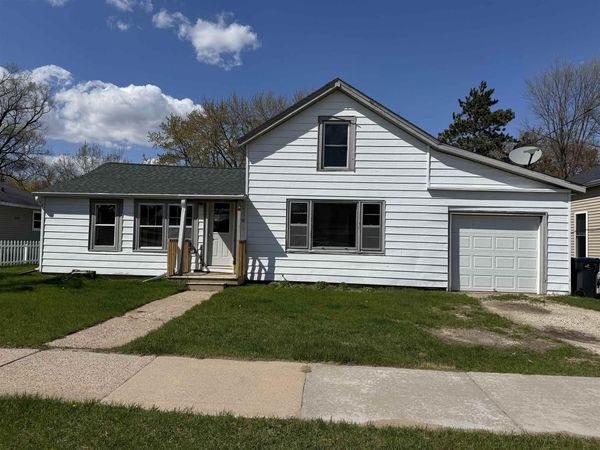 907 PARK AVENUE, Waupaca, WI 54981