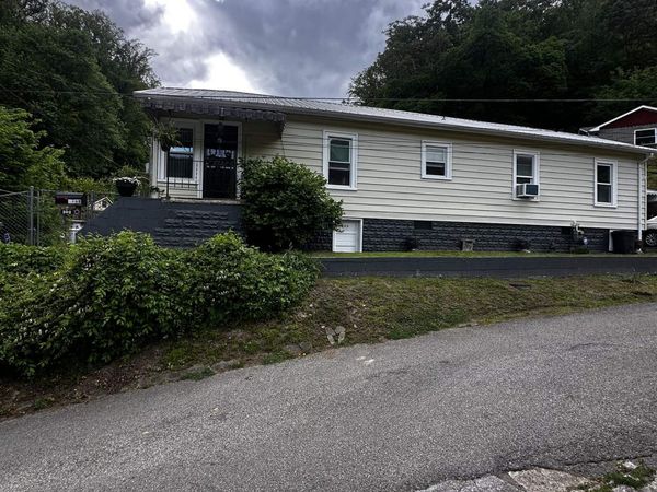 302 9th Street, Logan, WV 25601