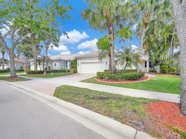 2553 Bay Pointe Drive , Weston, FL 33327