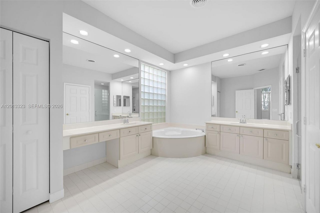 2553 Bay Pointe Drive , Weston, FL 33327 Photo