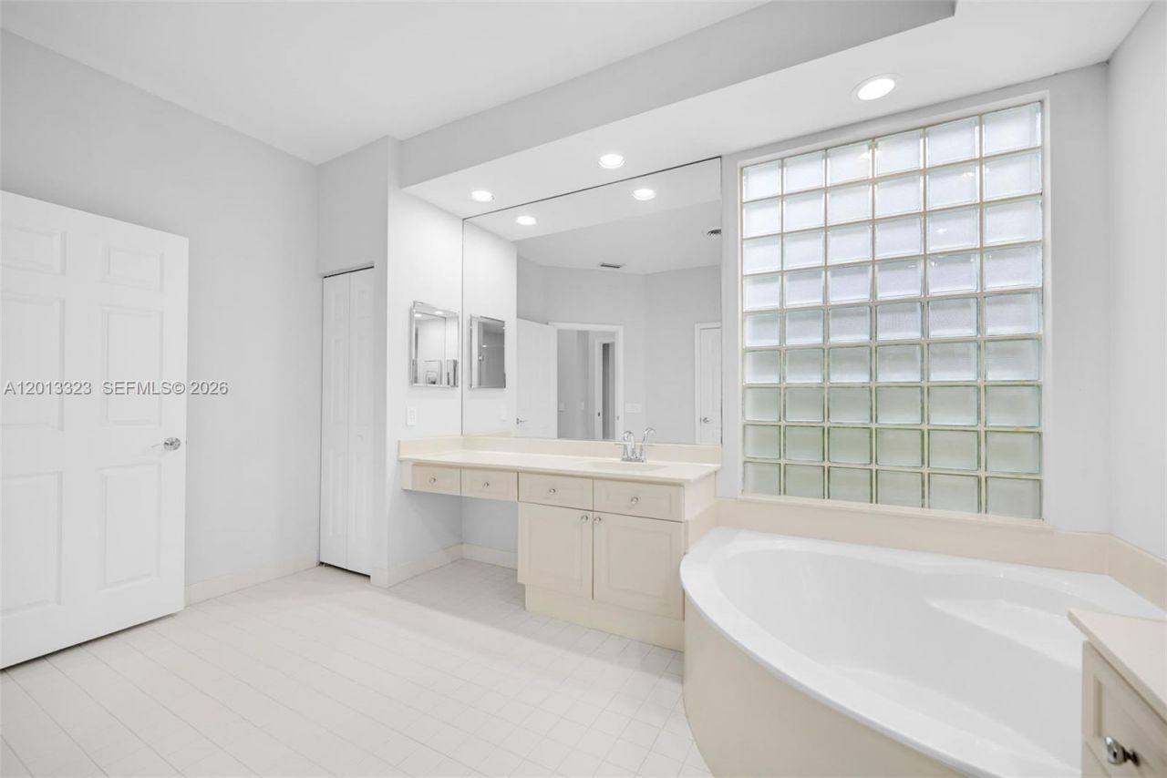 2553 Bay Pointe Drive , Weston, FL 33327 Photo