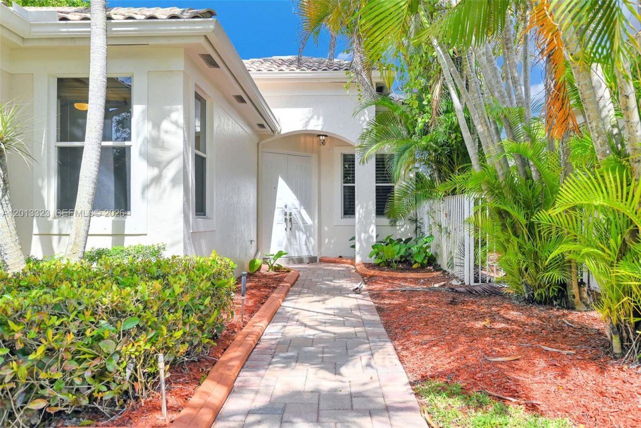 2553 Bay Pointe Drive , Weston, FL 33327 Photo