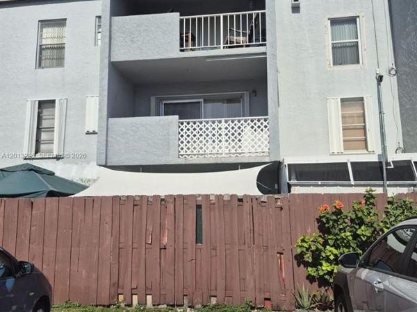 1735 W 60th St, Unit M329, Hialeah, FL 33012