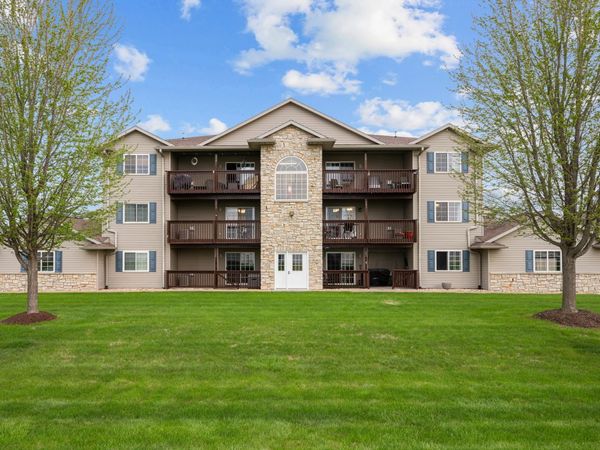 117 E PRICE Street , Unit 203, Eldridge, IA 52748