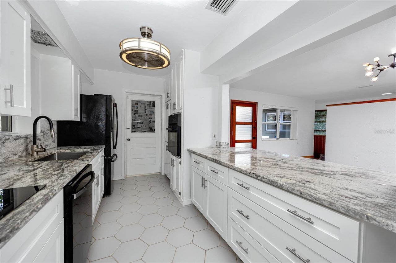 630 Jasmine Way S, Saint Petersburg, FL 33705 Photo