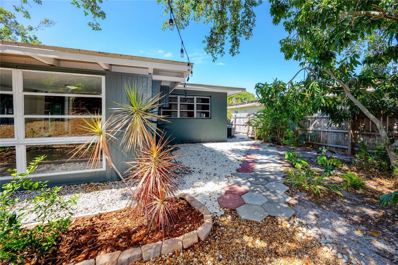 630 Jasmine Way S, Saint Petersburg, FL 33705 Photo