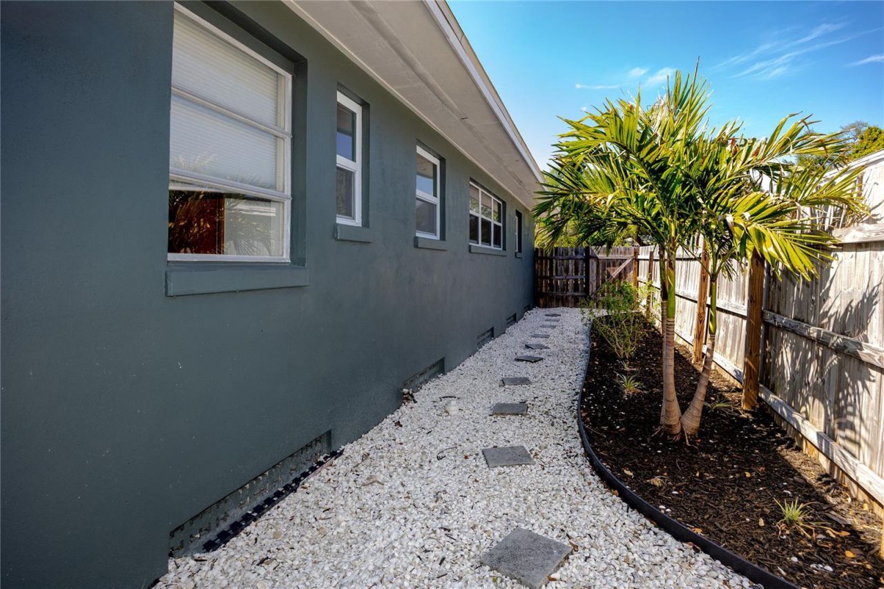 630 Jasmine Way S, Saint Petersburg, FL 33705 Photo