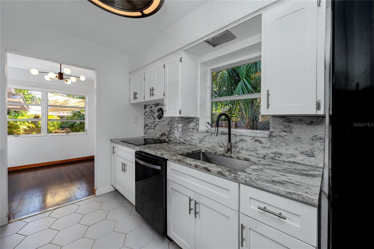 630 Jasmine Way S, Saint Petersburg, FL 33705 Photo