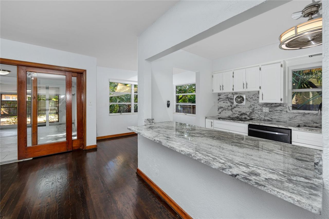 630 Jasmine Way S, Saint Petersburg, FL 33705 Photo