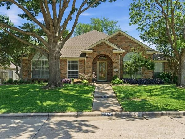 1213 Holly Hill Drive, Grand Prairie, TX 75052
