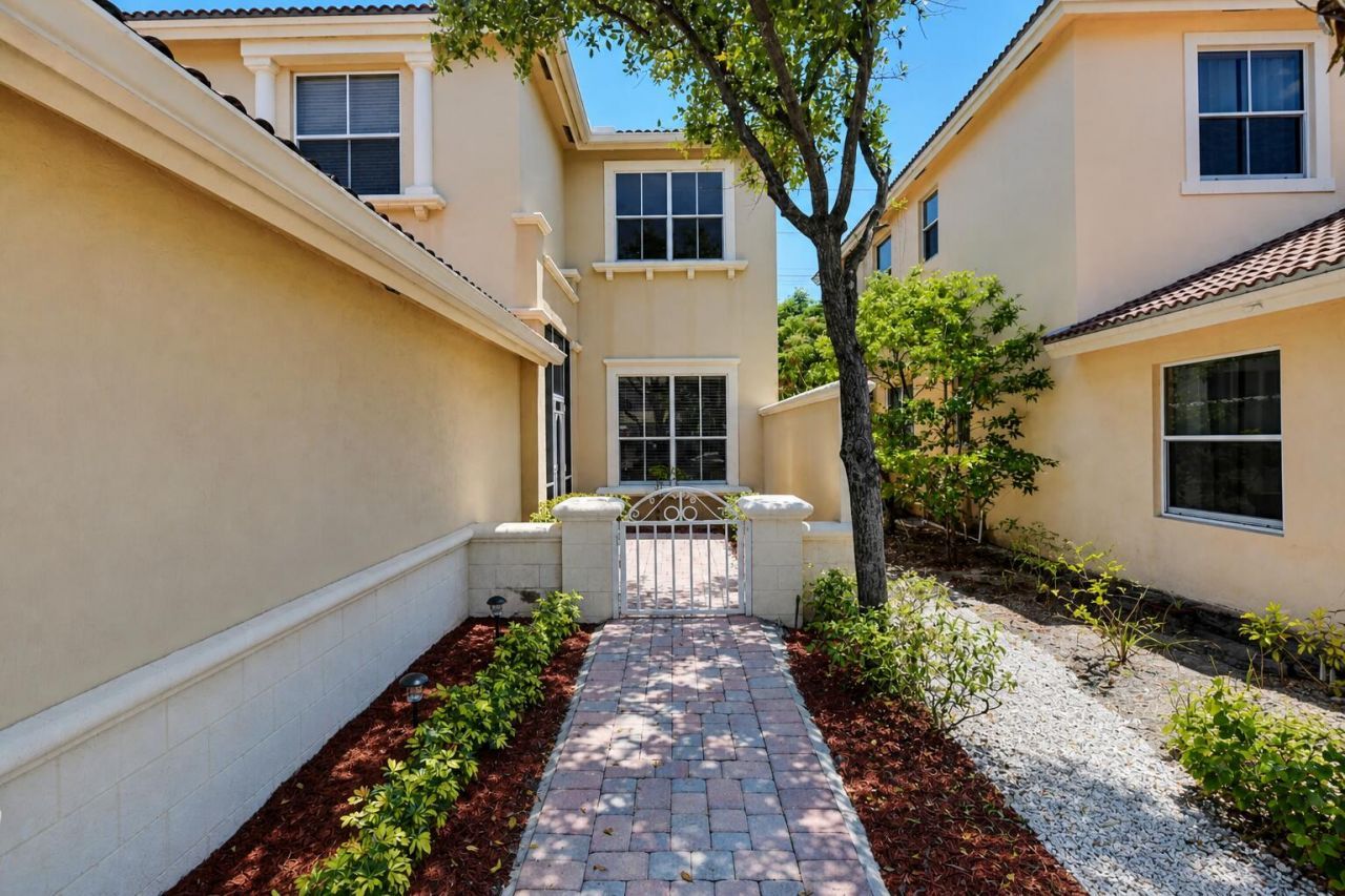 3945 Torres Circle, West Palm Beach, FL 33409 Photo