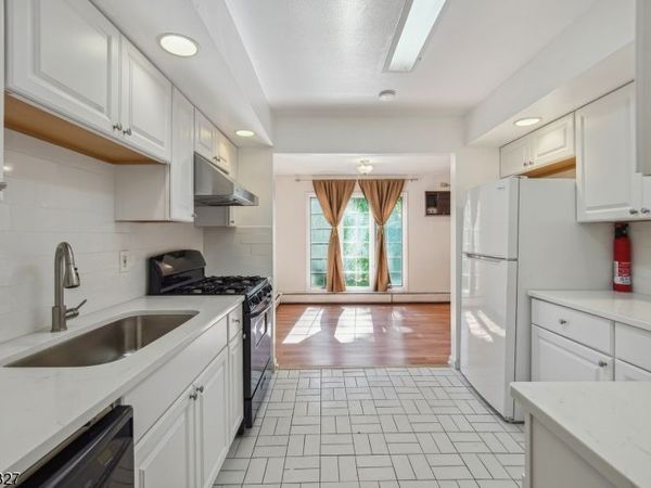 18 Redwood Rd, Livingston, NJ 07039