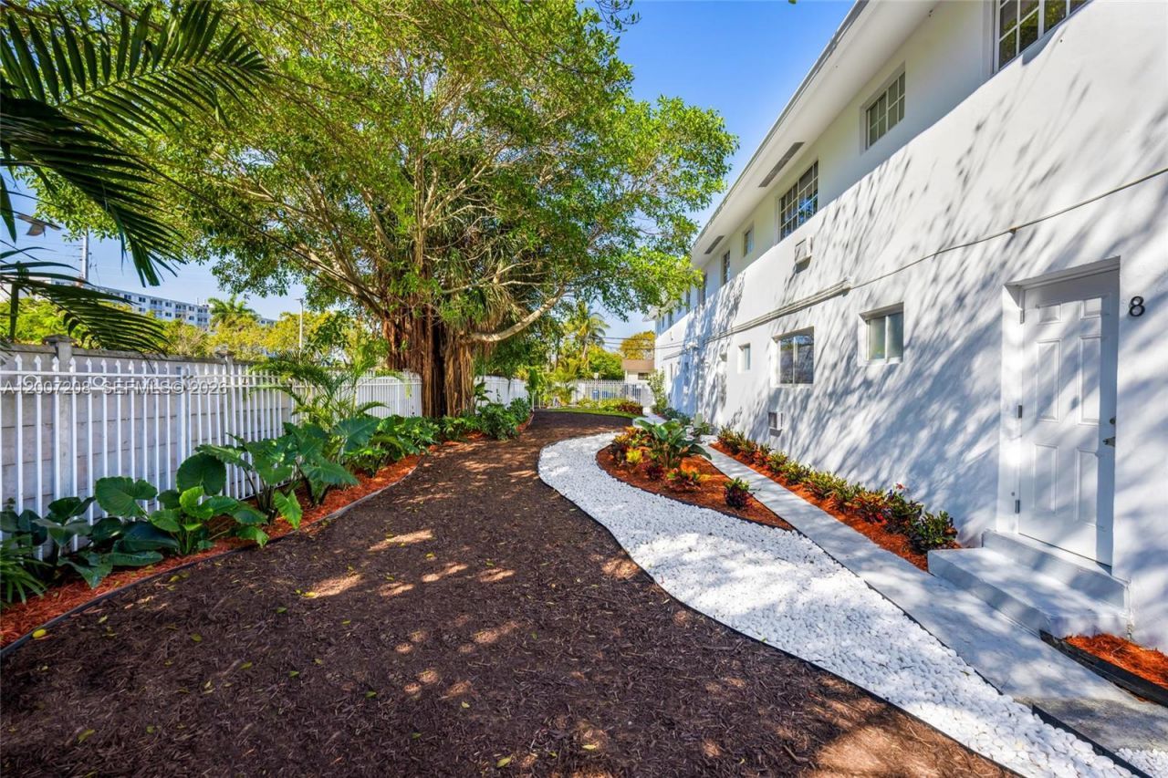 1300 NE 110th St , Miami, FL 33161 Photo