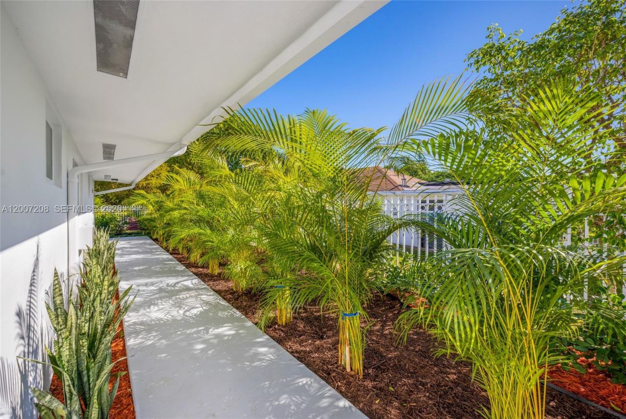 1300 NE 110th St , Miami, FL 33161 Photo