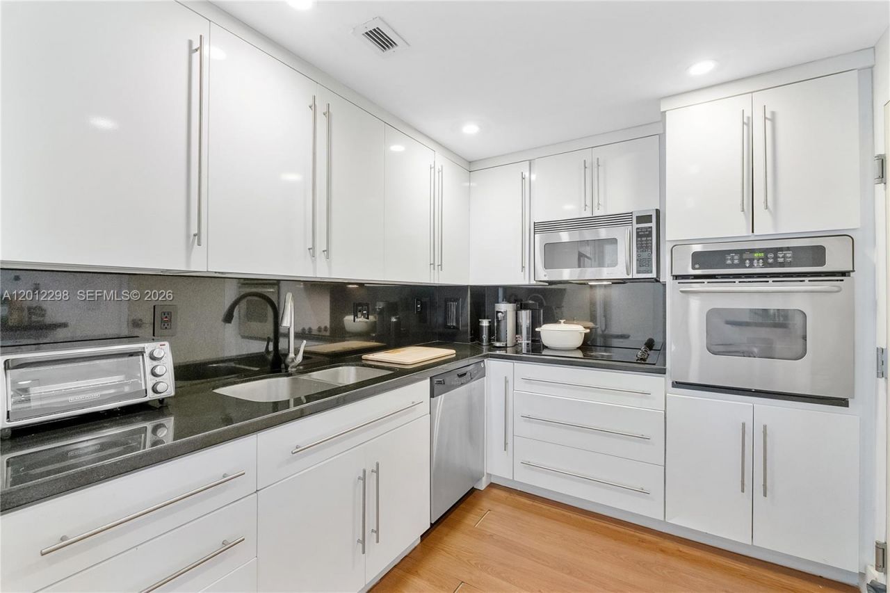 90 Edgewater, Unit PH 18, Coral Gables, FL 33133 Photo