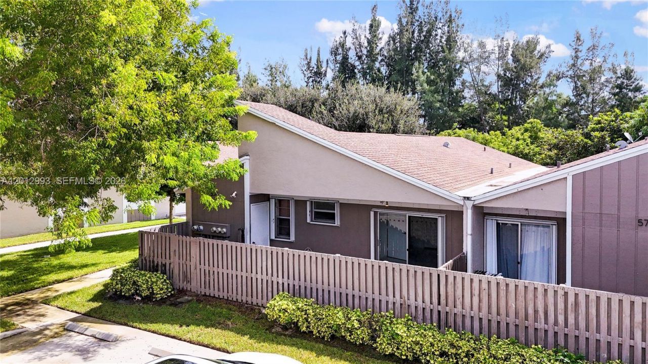 570 Woodgate Cir , Unit A, Sunrise, FL 33326 Photo