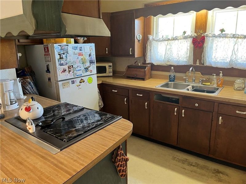 33261 Lake Road, Avon Lake, OH 44012 Photo 4