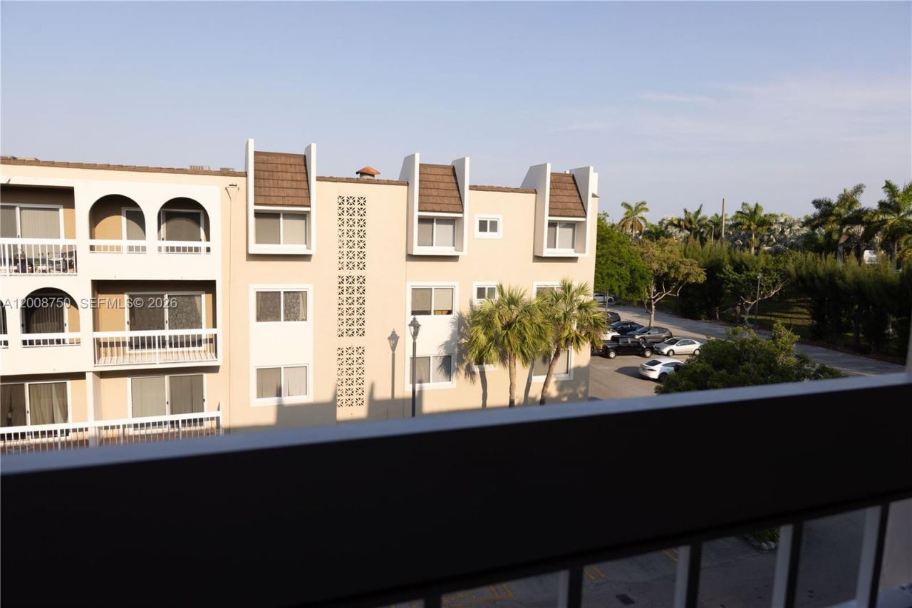 7703 Camino Real, Unit 406, Miami, FL 33143 Photo