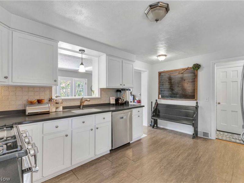 28405 Lincoln Road, Bay Village, OH 44140 Photo 9