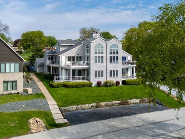 855 Canal Shore Drive , Le Claire, IA 52753