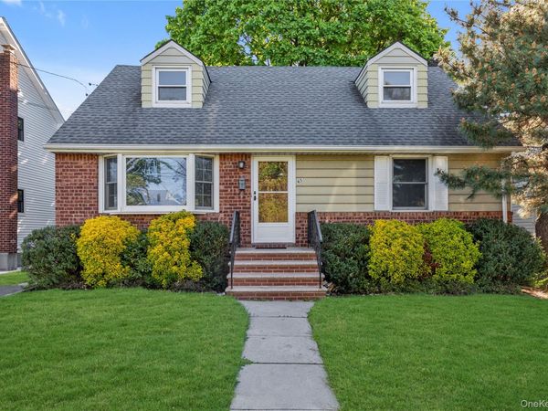 65 Grant Avenue, Albertson, NY 11507