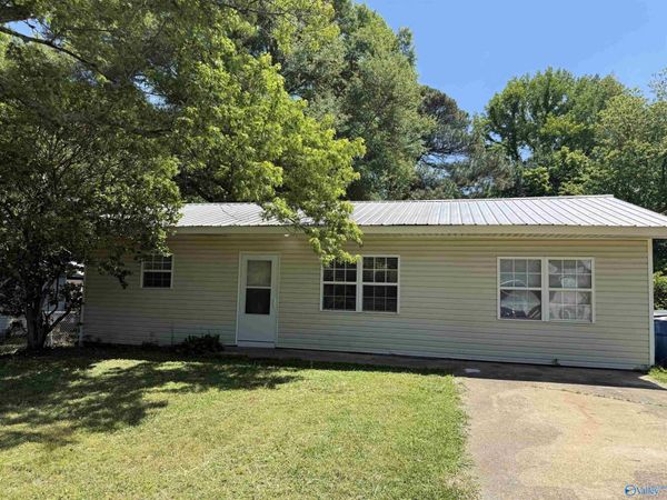 38 10th Street NW, Arab, AL 35016