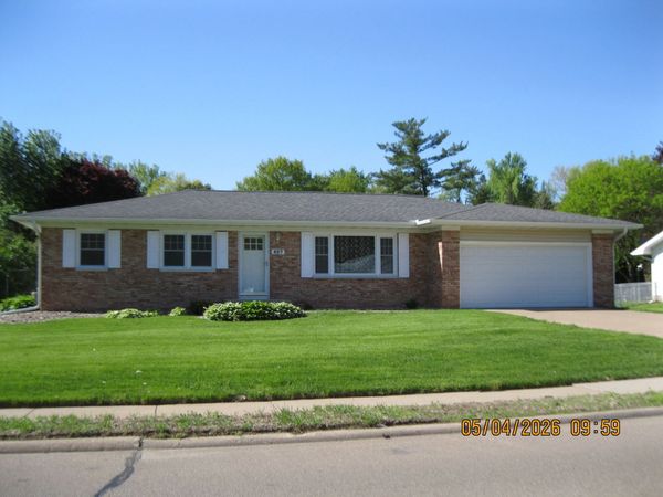 627 13th Avenue N, Clinton, IA 52732
