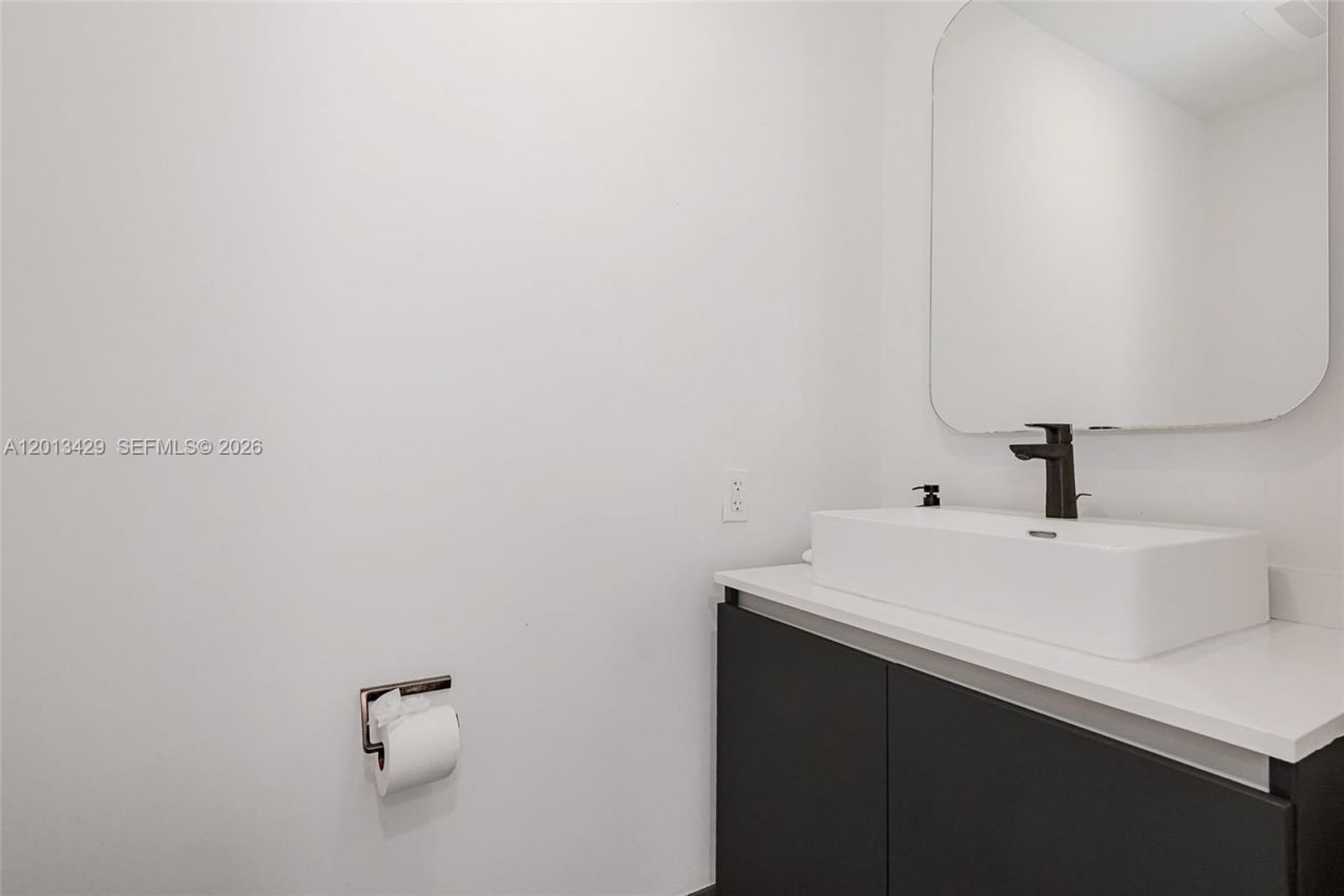 227 NE 2nd St , Unit 2206, Miami, FL 33132 Photo