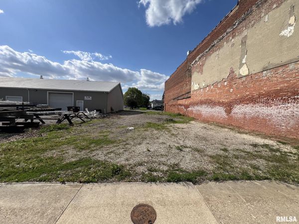 217 S SANGAMON Street, Lincoln, IL 62656