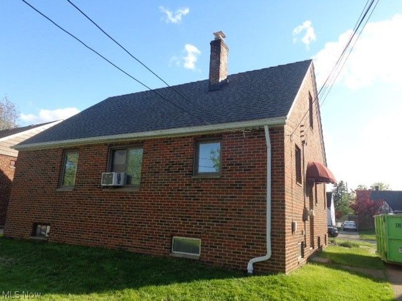 9504 Eureka Parkway, Parma Heights, OH 44130 Photo 2