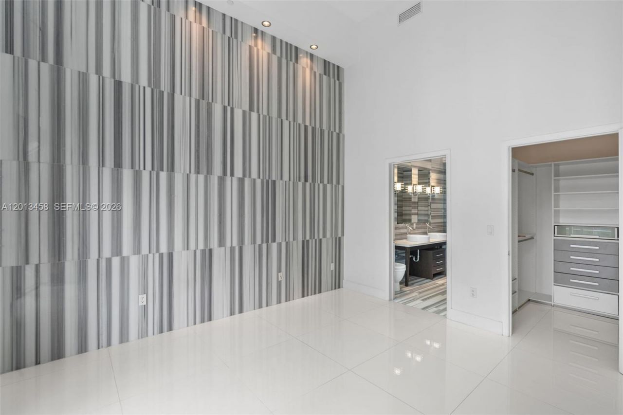 475 Brickell Ave , Unit 2812, Miami, FL 33131 Photo