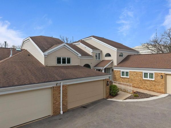 10 LAWRENCE COURT, Unit 10, Appleton, WI 54911