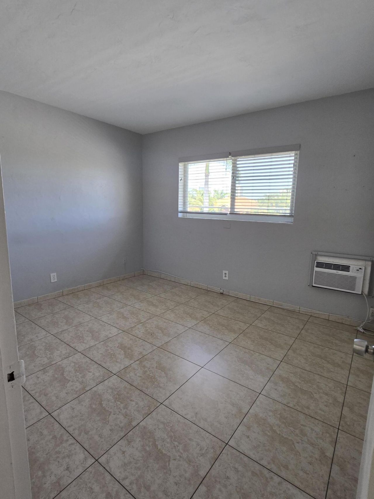 600 Layne Boulevard, Unit 201, Hallandale Beach, FL 33009 Photo