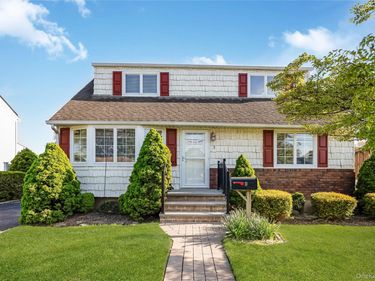 3 6th Avenue, Farmingdale, NY 11735