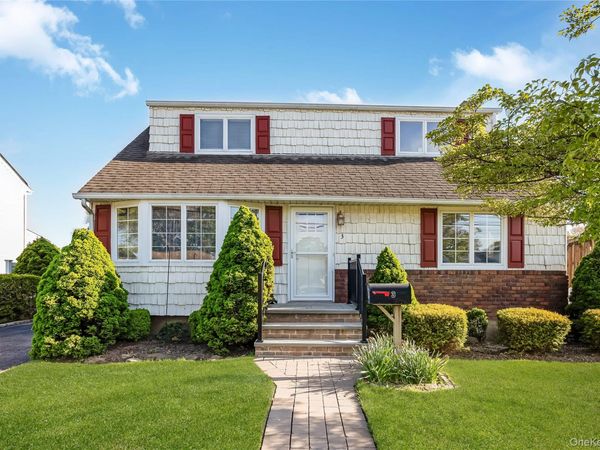 3 6th Avenue , Farmingdale, NY 11735