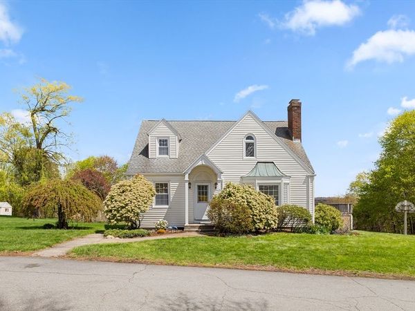 15 Breezy Green Rd, Leicester, MA 01524