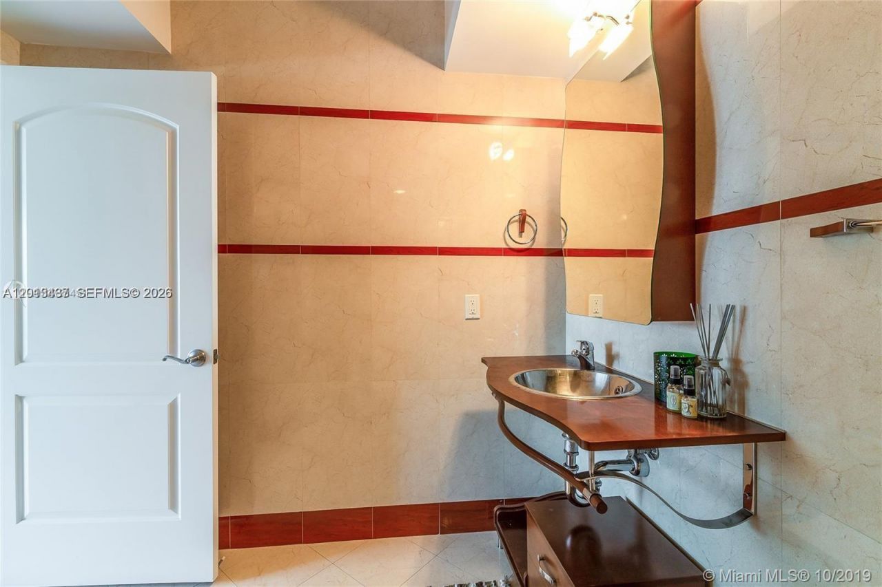 110 Washington Ave , Unit 1710, Miami Beach, FL 33139 Photo
