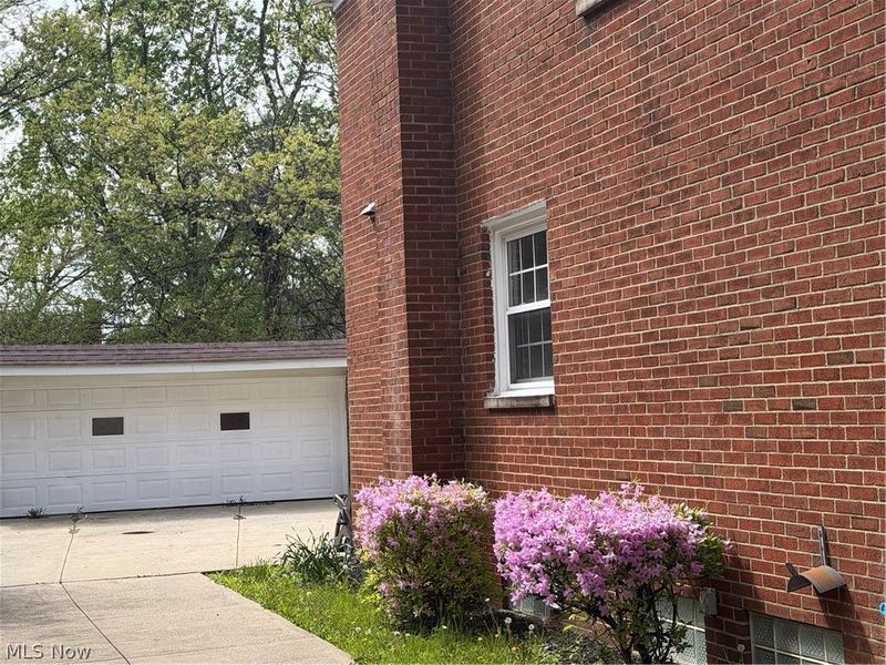 2304 Glendon Road, University Heights, OH 44118 Photo 2