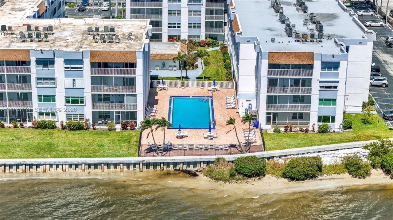 1516 S Lakeside Dr, Unit 105, Lake Worth, FL 33460 Photo