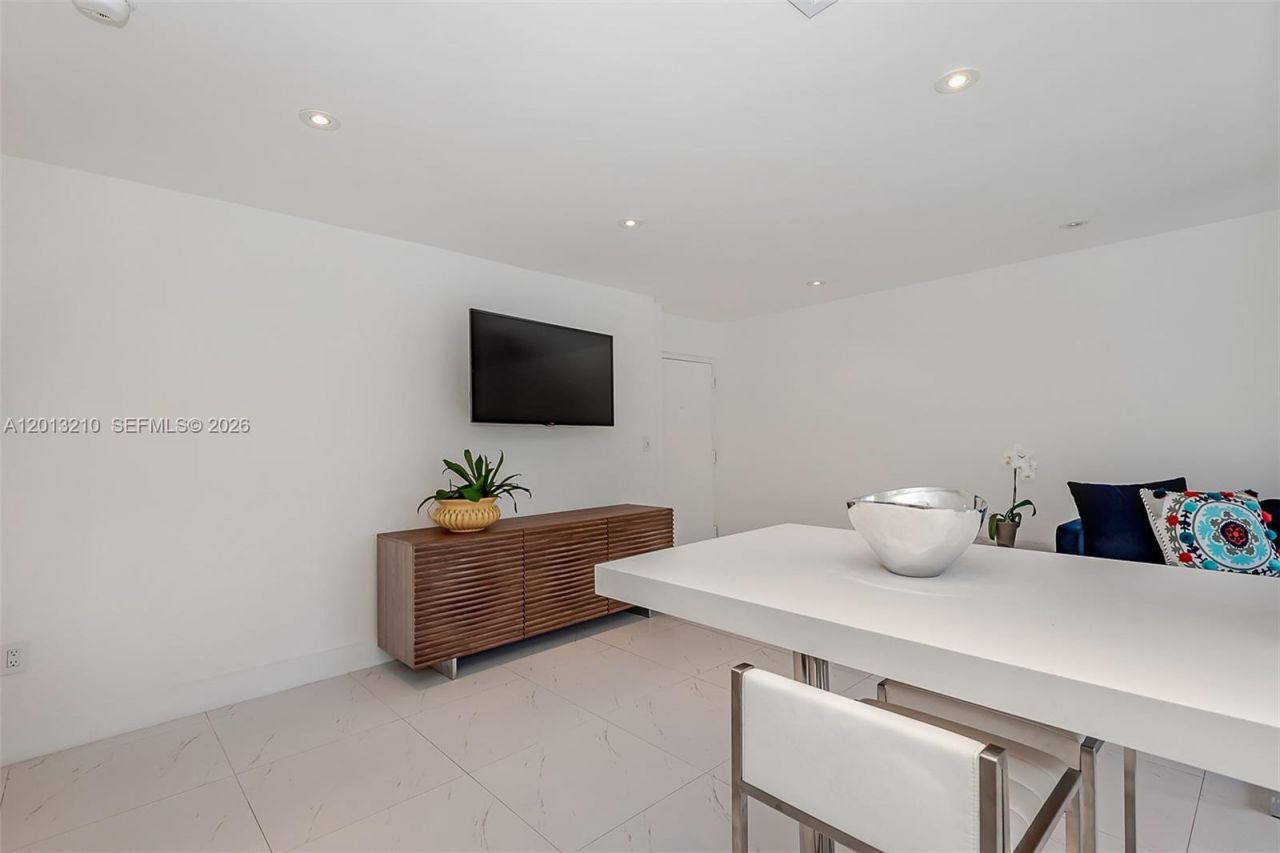 221 Meridian Ave, Unit 314, Miami Beach, FL 33139 Photo