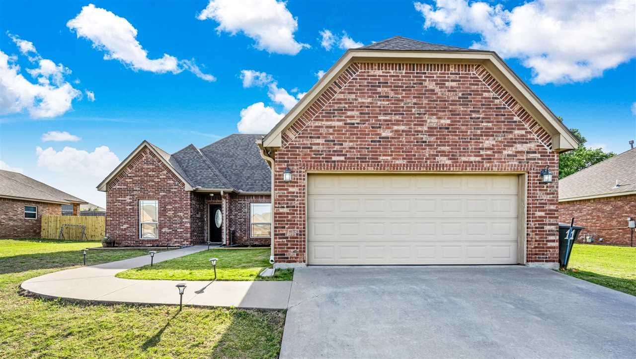 11 NE Summerwood Dr, Elgin, OK 73538 Main Photo