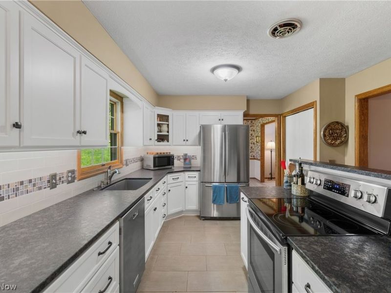 1675 Chatham Avenue NE, North Canton, OH 44720 Photo 5