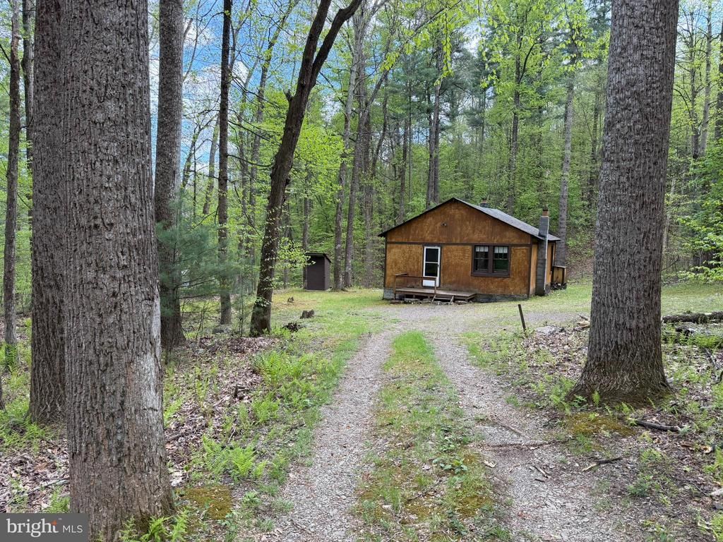 2815 HOOT & HOLLER , PETERSBURG, PA 16669