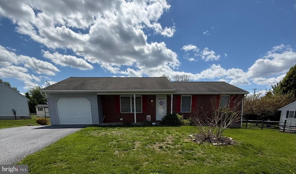 113 SWEETWATER LANE, NEWMANSTOWN, PA 17073