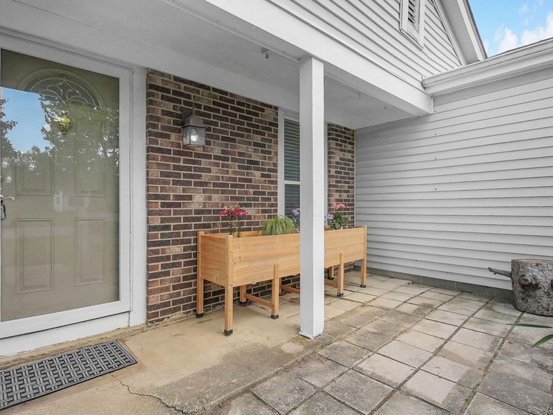 8648 Seabright Drive, Powell, OH 43065 Photo 2