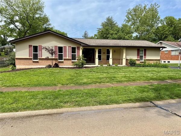12995 Ambois Drive, Creve Coeur, MO 63141