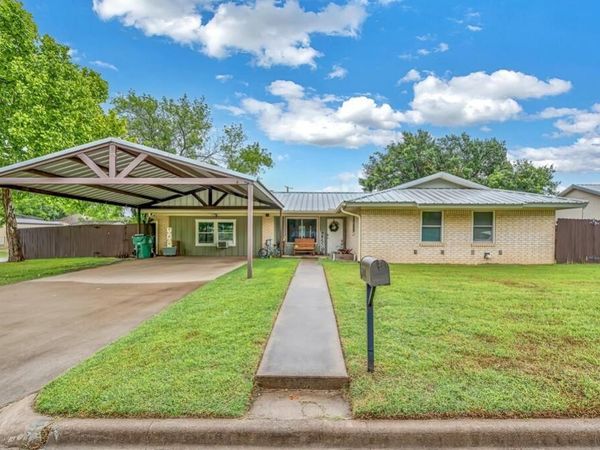 902 S Avenue L, Clifton, TX 76634