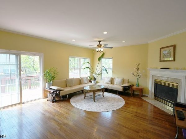 10 Queens Ln, Wayne, NJ 07470