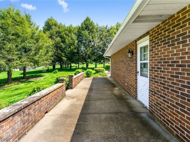49325 S Park Circle, East Liverpool, OH 43920 Photo 2
